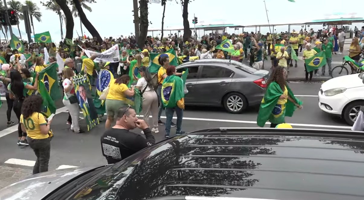 Copacabana vira palco de ato pró-Bolsonaro e Trump no Posto 5