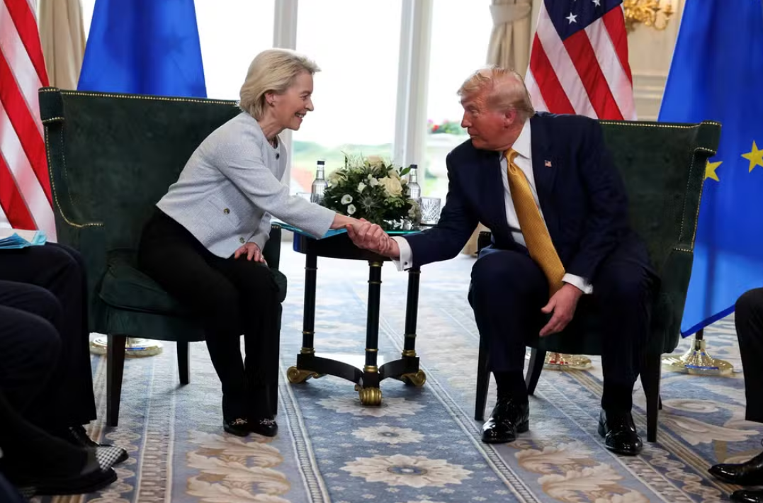 Trump firma acordo tarifário com União Europeia e evita tarifa de 30%