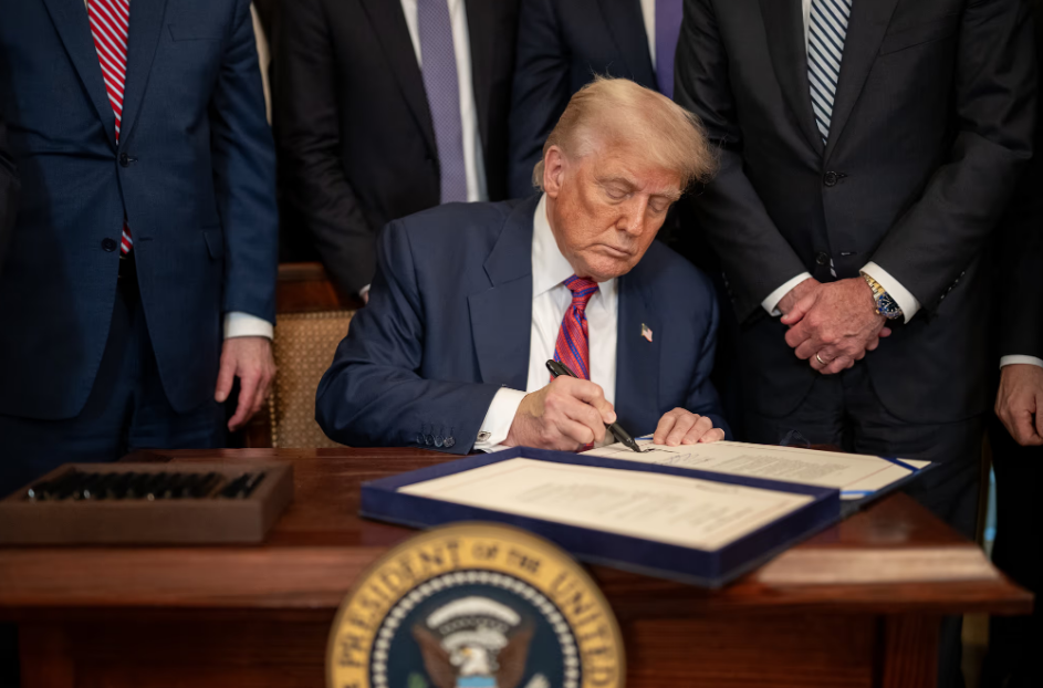 Trump anuncia tarifas de até 20% a países sem acordo com os EUA