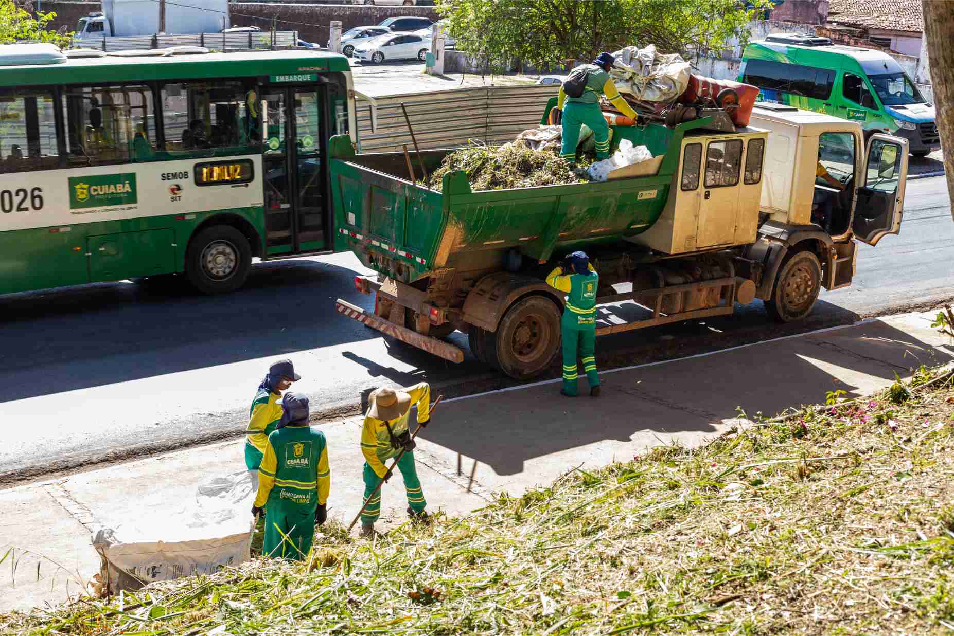 Prefeitura de Cuiabá faz grande operação de limpeza e iluminação no Morro da Luz