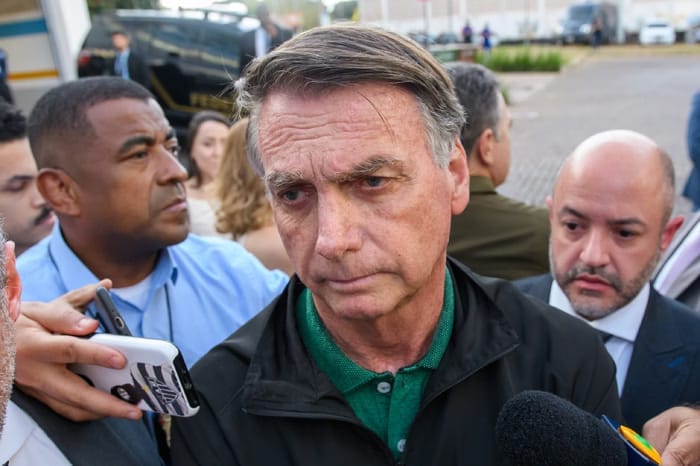 Bolsonaro alvo de medidas duras; Moraes determina uso de tornozeleira