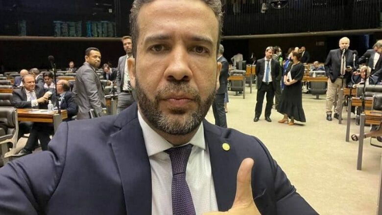 Janones pode ser suspenso por seis meses após tumulto na Câmara