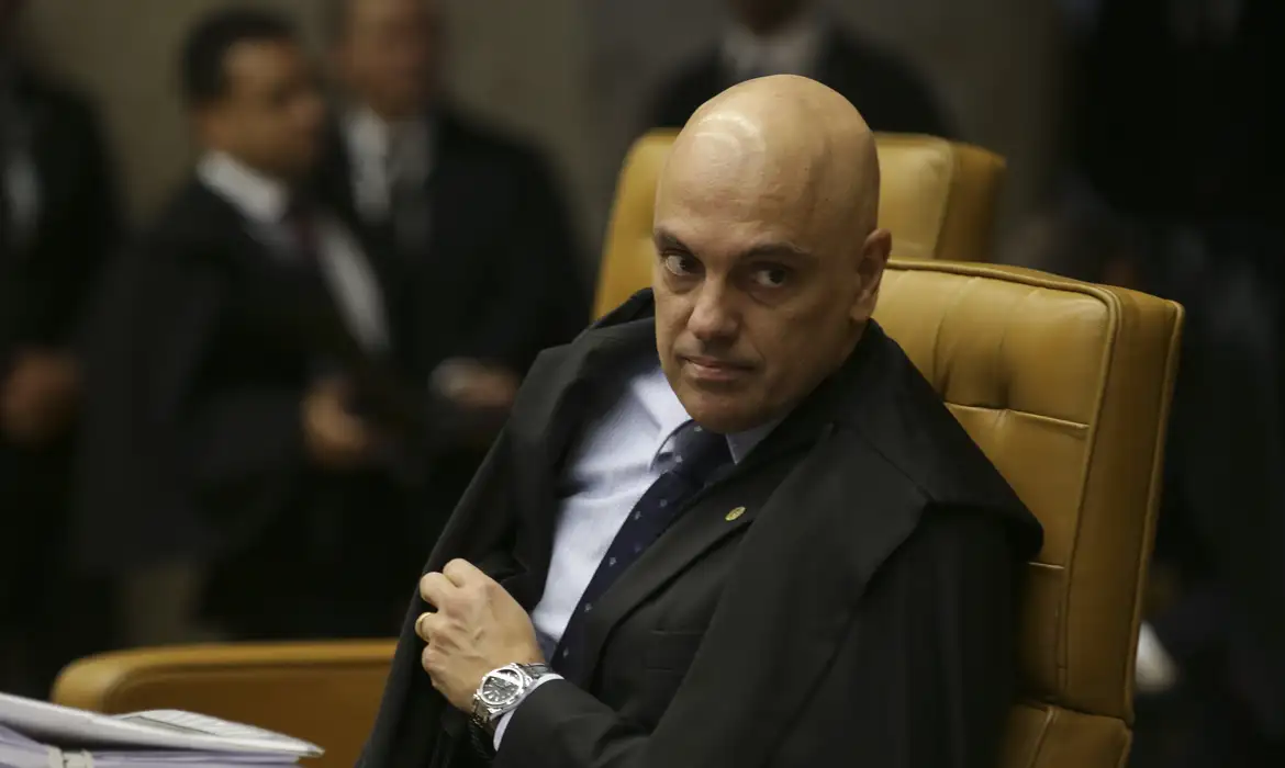 Moraes mantém liberdade de Bolsonaro, mas faz advertência