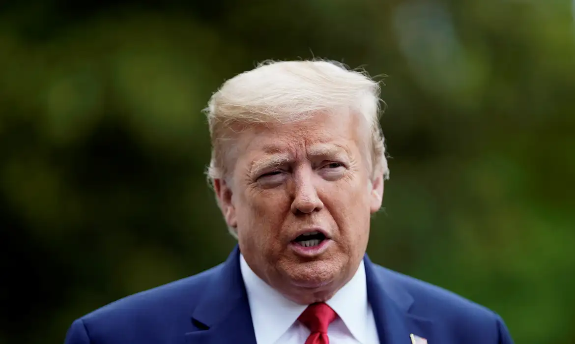 Trump impõe tarifa de 50% ao Brasil e declara emergência nacional