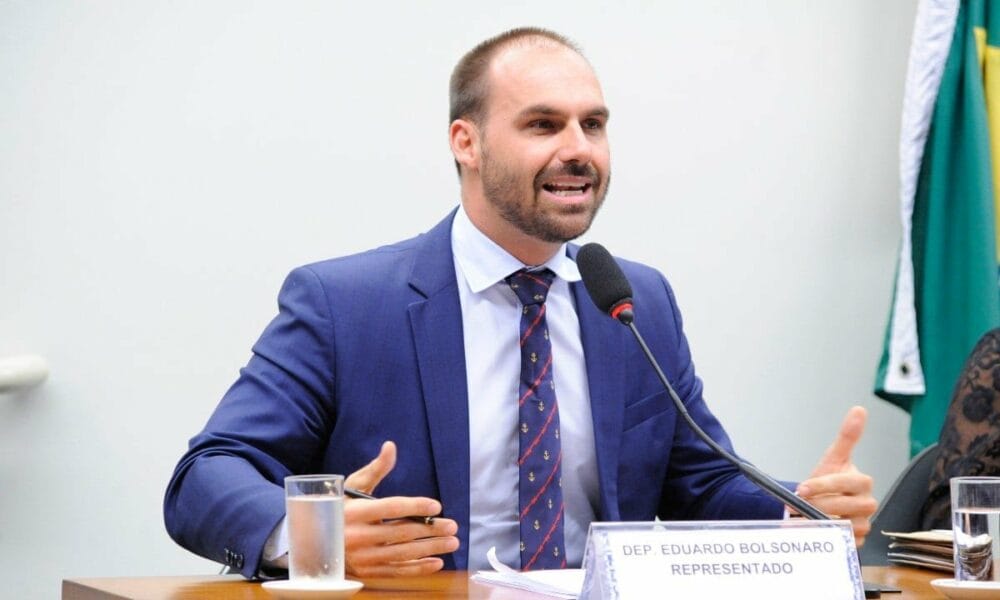 Eduardo Bolsonaro decide permanecer nos EUA e prioriza atuação internacional
