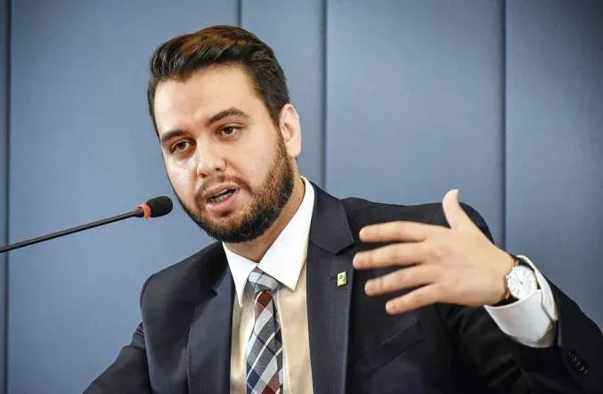 Jornal dos EUA denuncia prisão de Filipe Martins e acusa uso de registros falsos