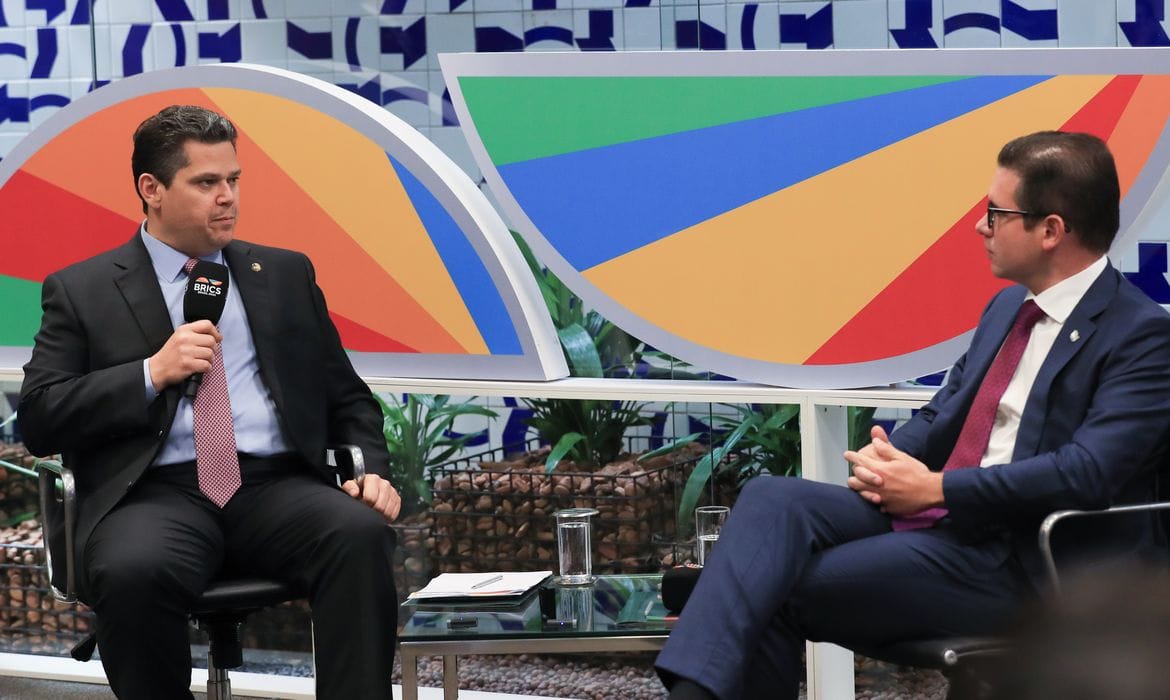 Alcolumbre reage com atraso e tenta blindar Moraes de sanções dos EUA
