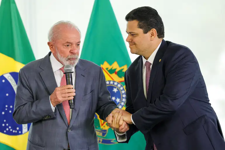 Alcolumbre sinaliza reaproximação com Planalto após queda do IOF