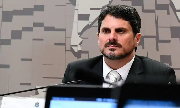 Moraes bloqueia contas e cartões de senador após viagem aos EUA
