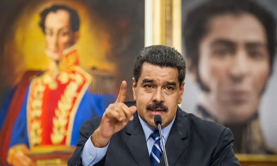 Maduro mobiliza tropas e pede ajuda à ONU diante da Marinha dos EUA