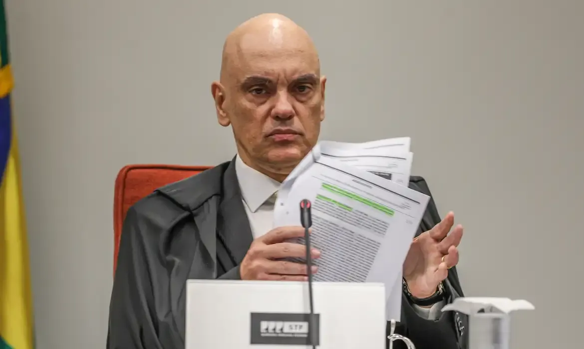 Moraes reforça policiamento na casa de Bolsonaro após alerta de líder do PT