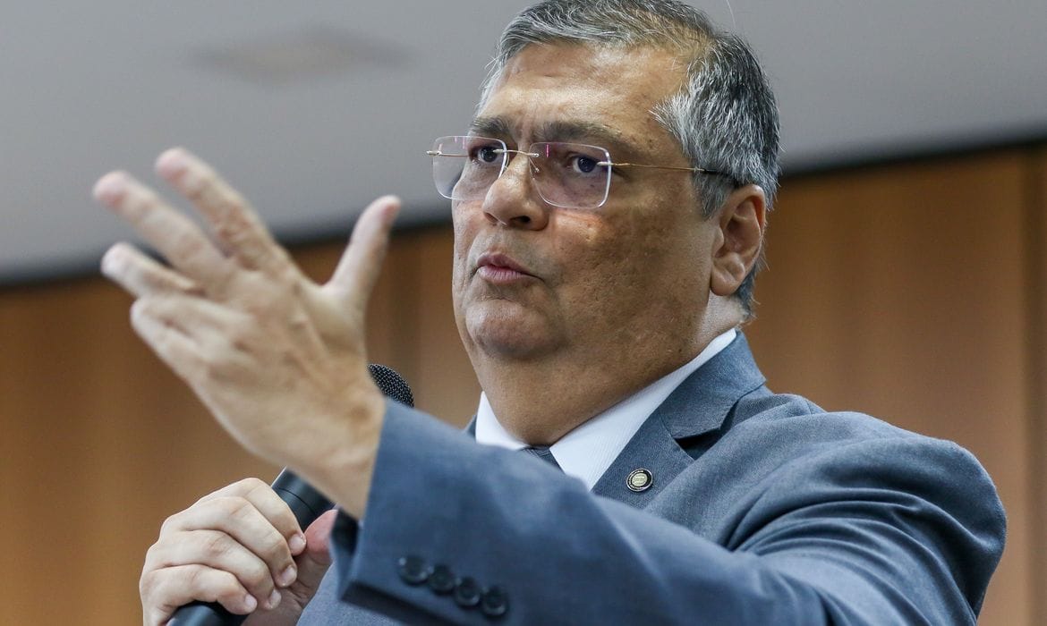 Dino restringe autonomia e reforça poder do STF
