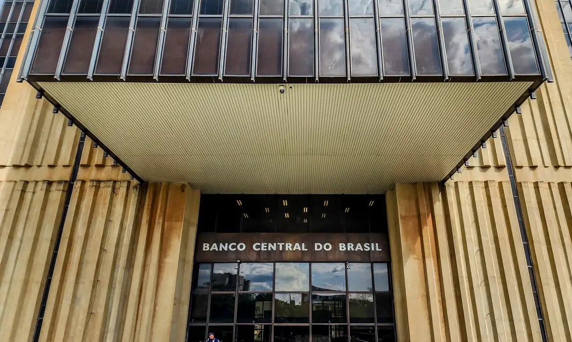 Prévia do PIB recua 0,10% em junho; em 12 meses, cresce 3,9%