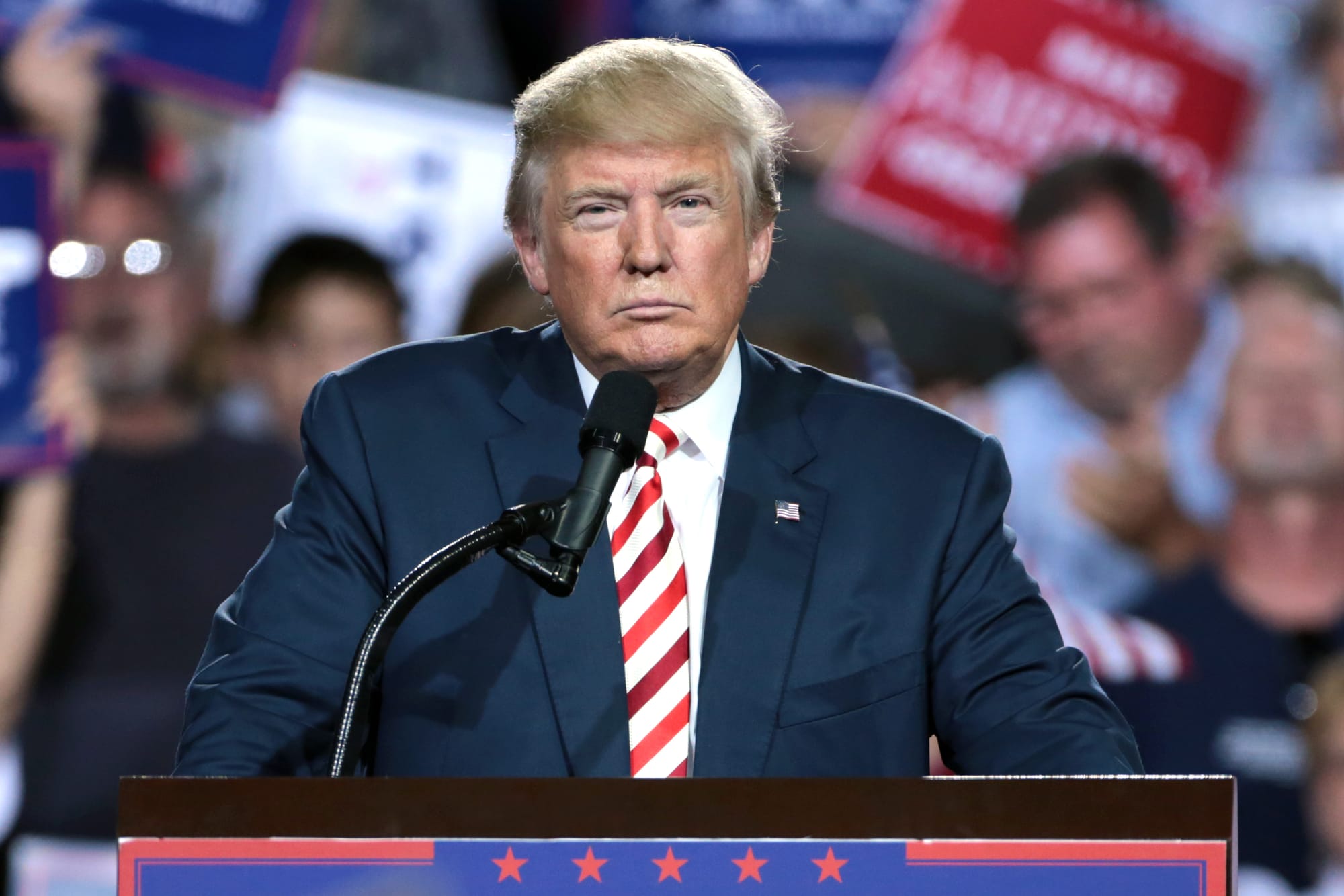 Trump defende Bolsonaro e critica política comercial do Brasil
