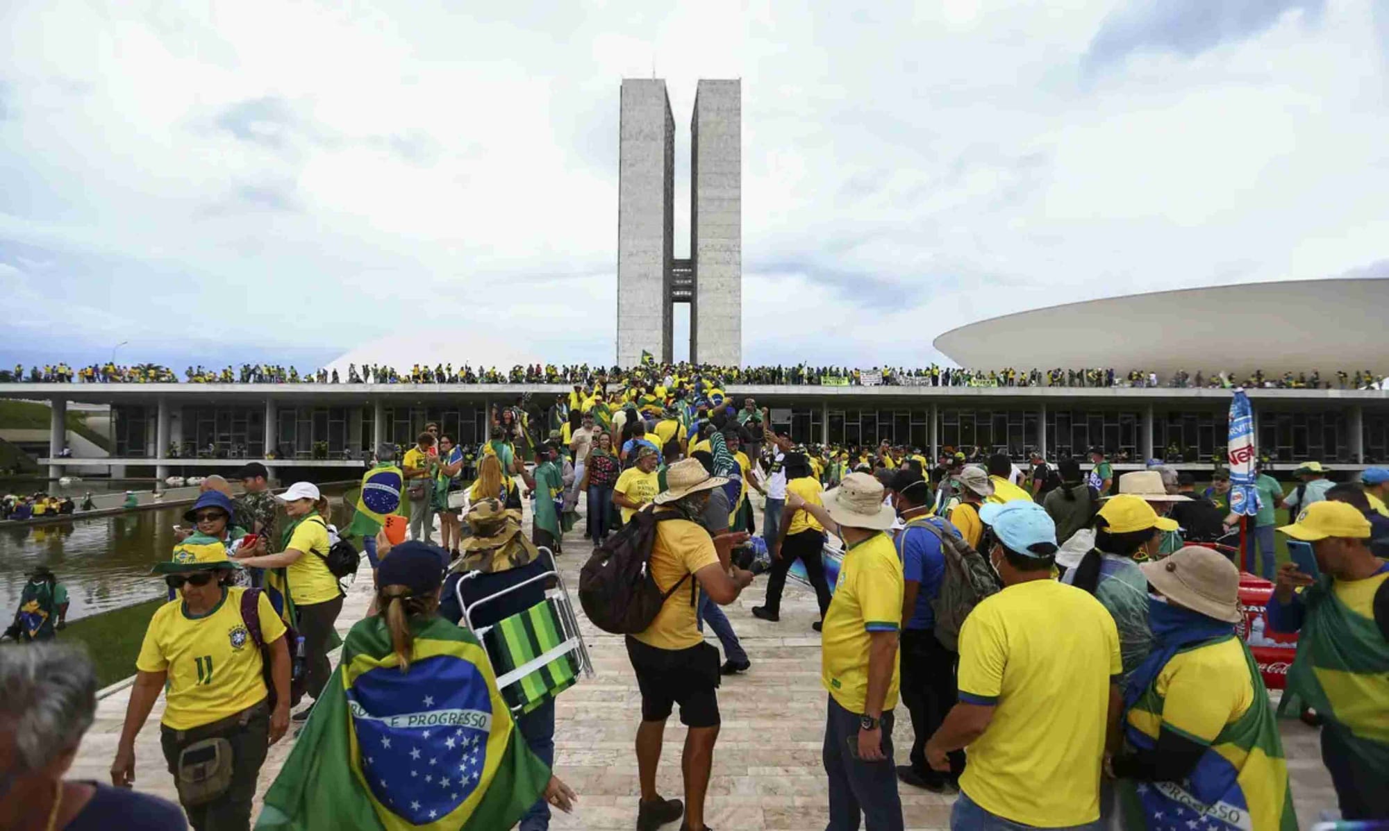 Lucas Brasileiro comparece algemado ao velório da avó