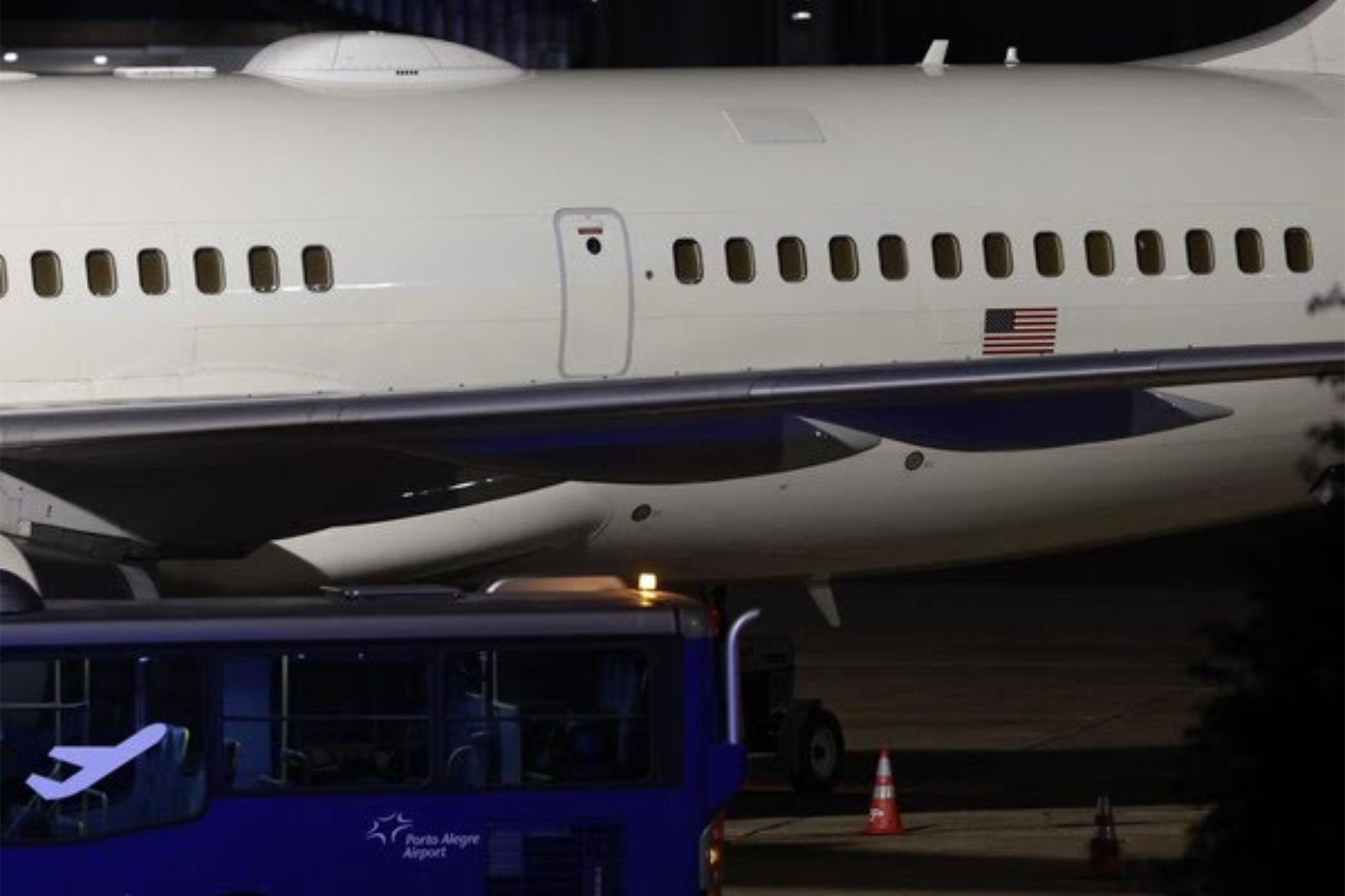 Avião militar dos EUA em Guarulhos levanta suspeitas de retirada de diplomatas