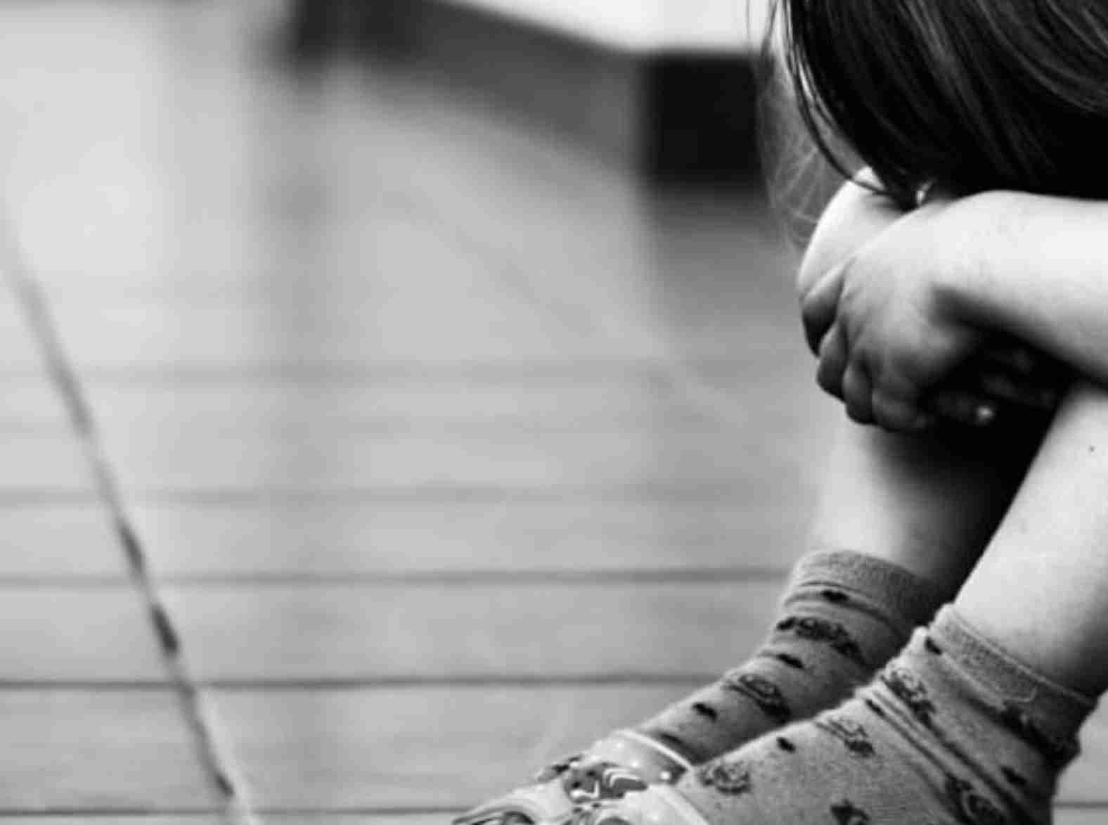 Menina de 14 anos presa por proteger irmã, predadores permanecem livres