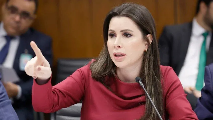 Carol de Toni apresenta projeto para conter ativismo do STF