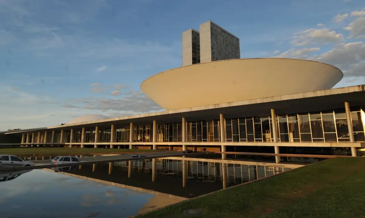 Senado aprova isenção de IR para quem ganha até dois salários mínimos