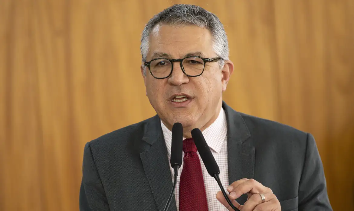 Padilha insiste no 'Mais Médicos' e ignora sanções dos EUA
