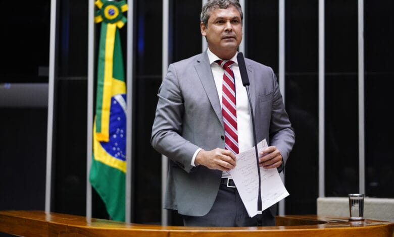 Lindbergh Farias celebra monitoramento de Bolsonaro