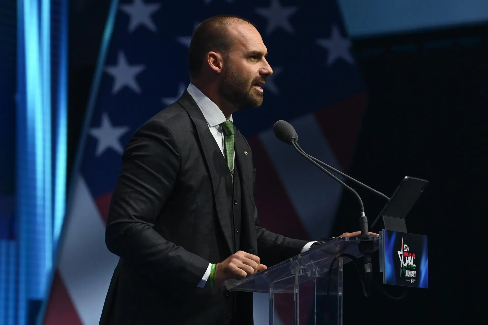 Eduardo Bolsonaro pede para atuar do exterior