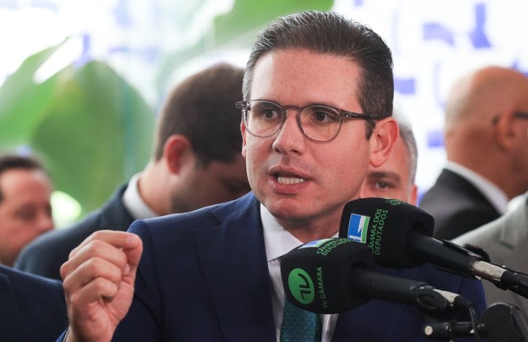 Temor de sanções dos EUA freia projetos sobre “adultização” nas redes
