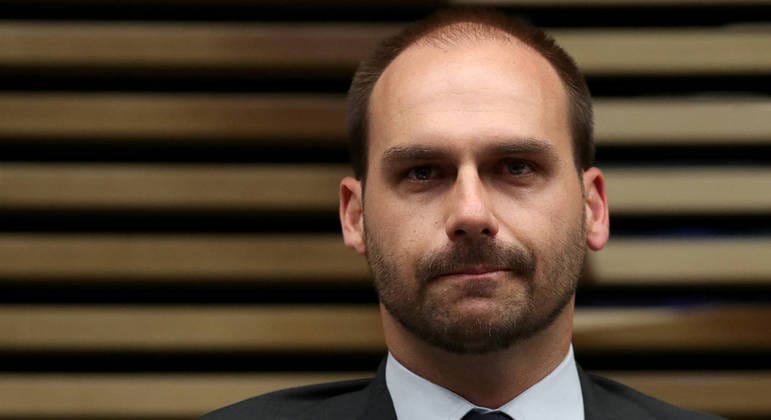 Hugo Motta envia ao Conselho de Ética pedidos de cassação de Eduardo Bolsonaro