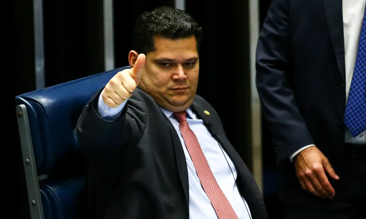 Alcolumbre ignora Senado e protege Moraes de impeachment