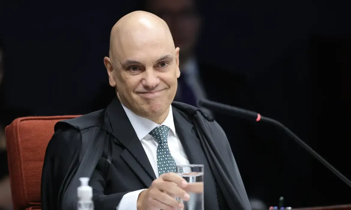 Moraes abre julgamento e rejeita pressões contra o STF