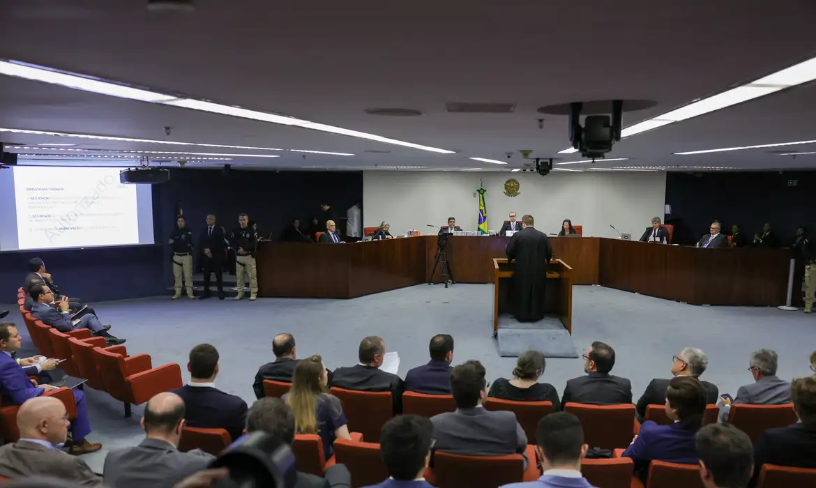 Julgamento de Bolsonaro expõe embate entre defesa e acusação