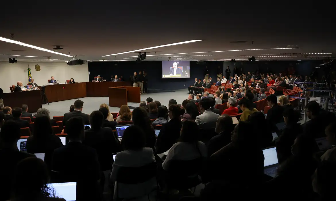 STF teme desgaste após silêncio sobre voto de Fux