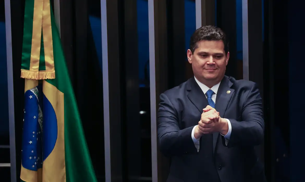 Alcolumbre sinaliza aceitar anistia 'light' sem perdão a Bolsonaro