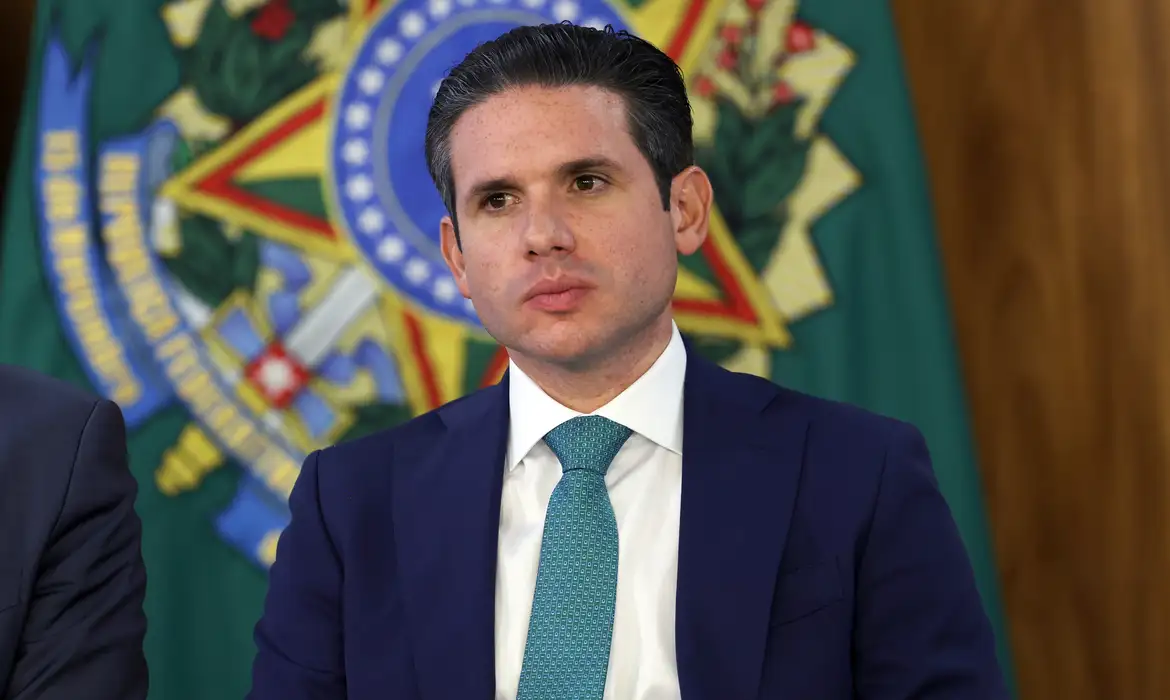 Motta endurece contra Eduardo Bolsonaro e cede a pressões políticas