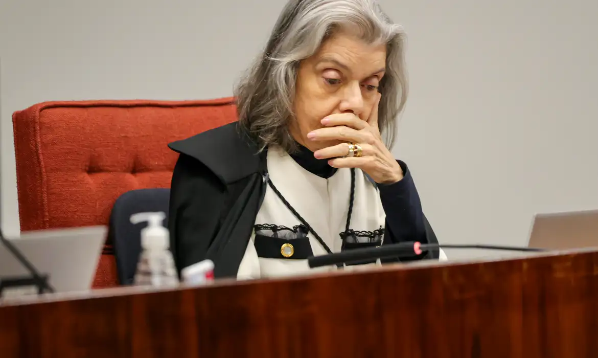 Cármen Lúcia critica 'grão maligno da antipolítica' e pode definir julgamento de Bolsonaro