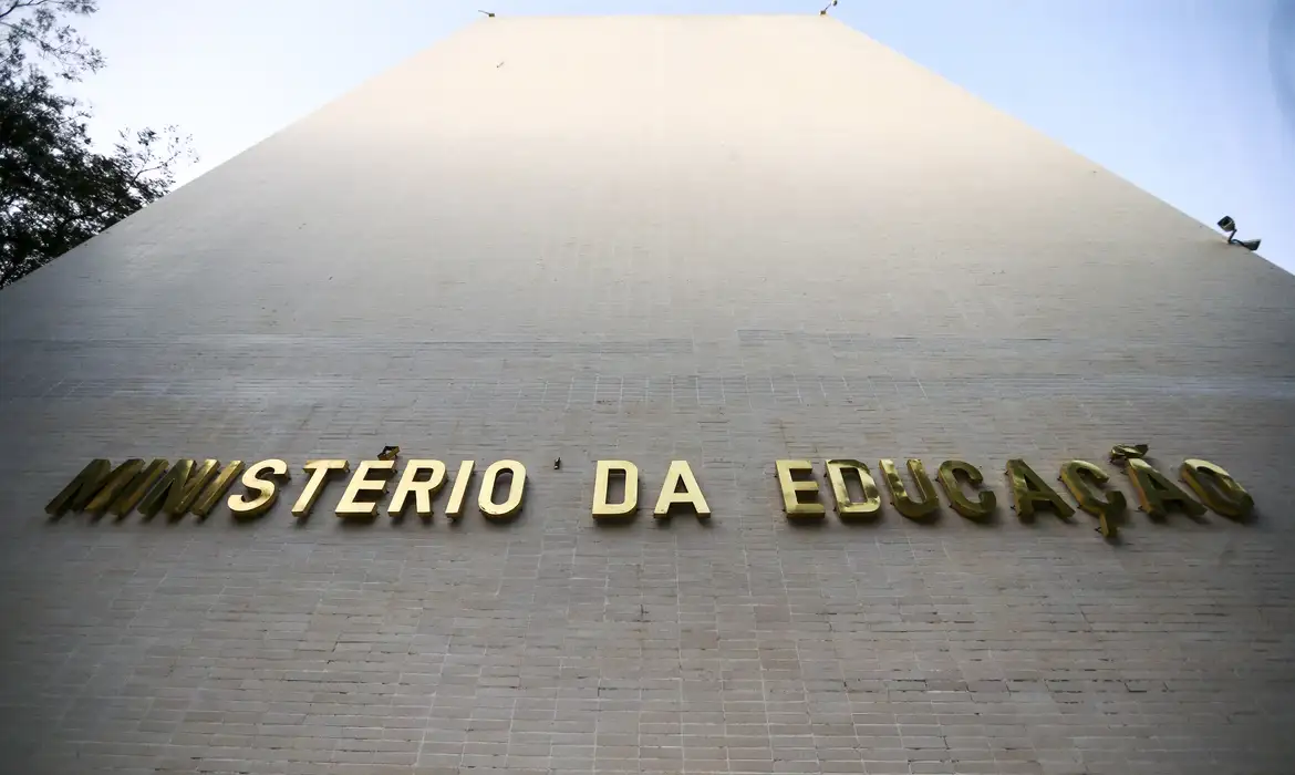 MEC lança programa de 'educação para democracia' em ano eleitoral