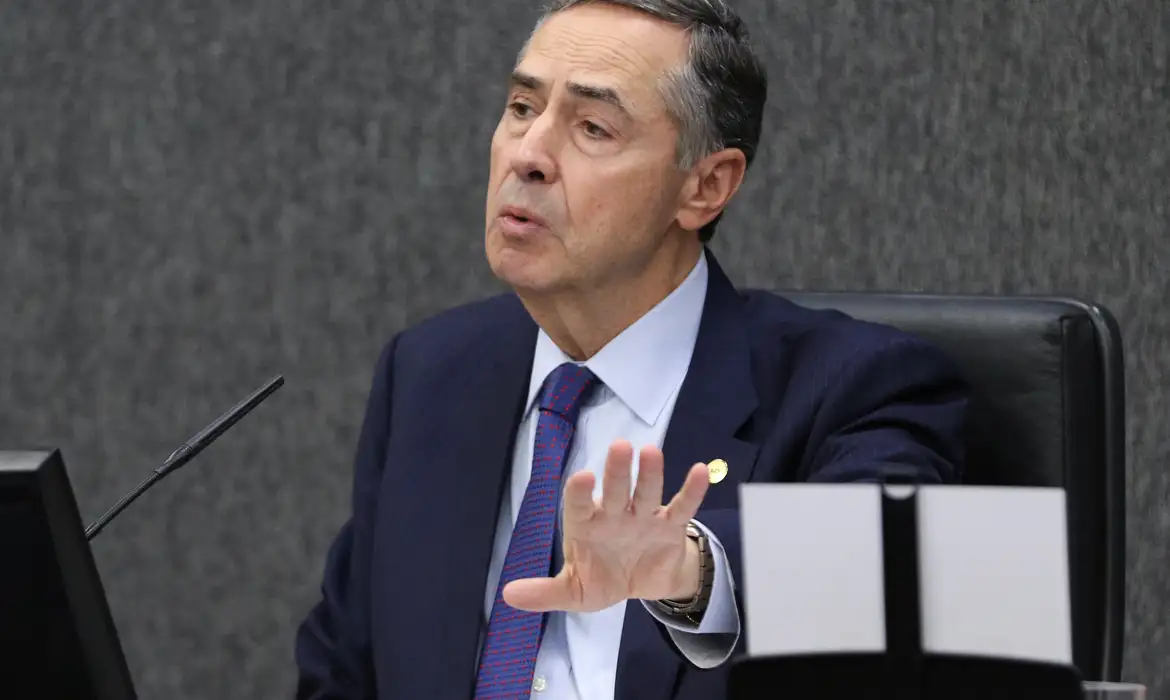 Barroso nega perseguição e tenta legitimar condenação de Bolsonaro