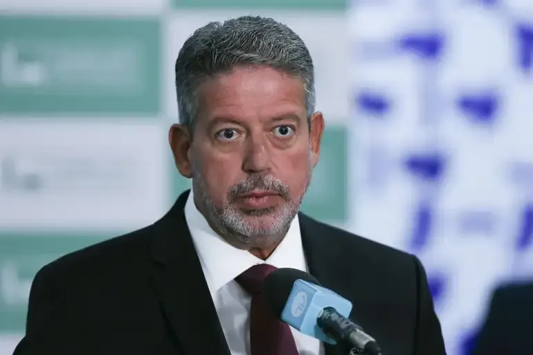 Arthur Lira visita Bolsonaro antes de julgamento no STF