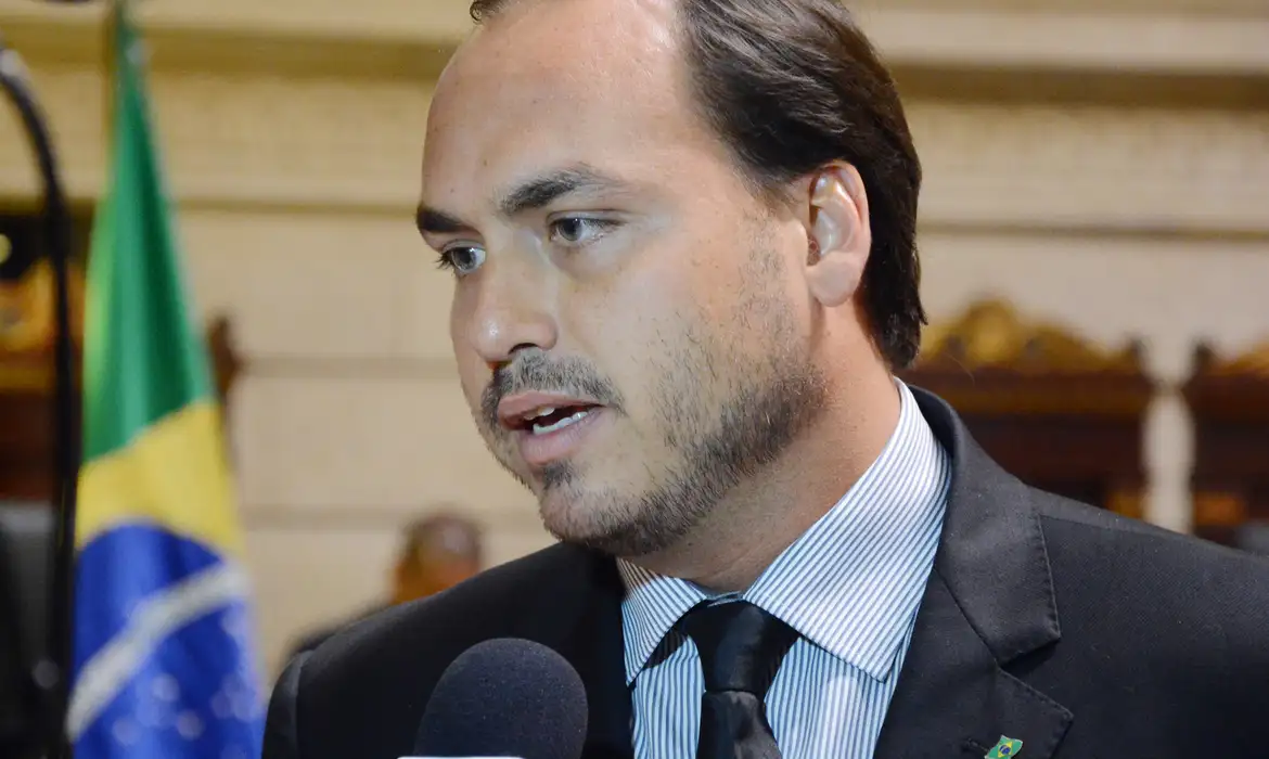 Carlos Bolsonaro reage e denuncia perseguição contra o pai