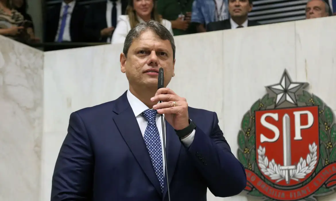 Tarcísio visita Bolsonaro e relata que ele "soluçava o tempo todo"