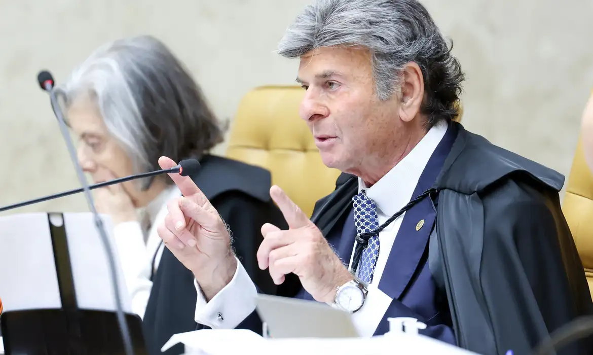 Fux sinaliza divergência de Moraes e revisará falhas no processo contra Bolsonaro