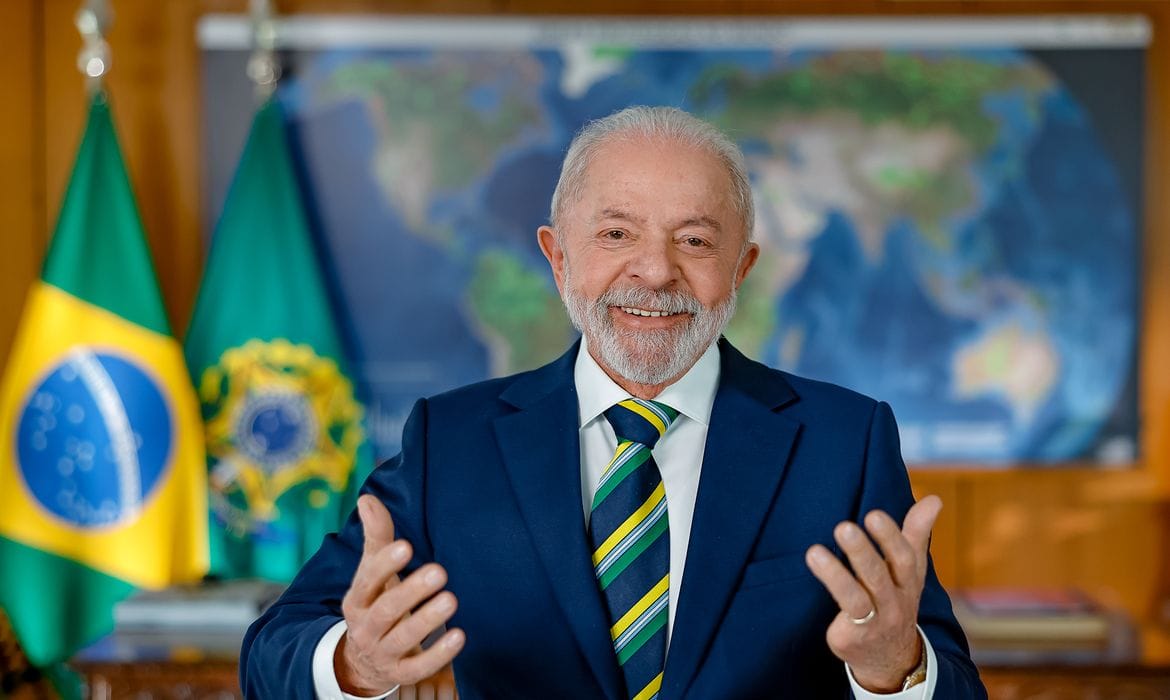 Lula afirma que país precisa que muitos tenham pouco dinheiro