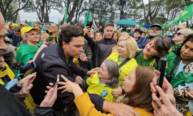 Jeffrey Chiquini é ovacionado em ato pró-anistia em Curitiba