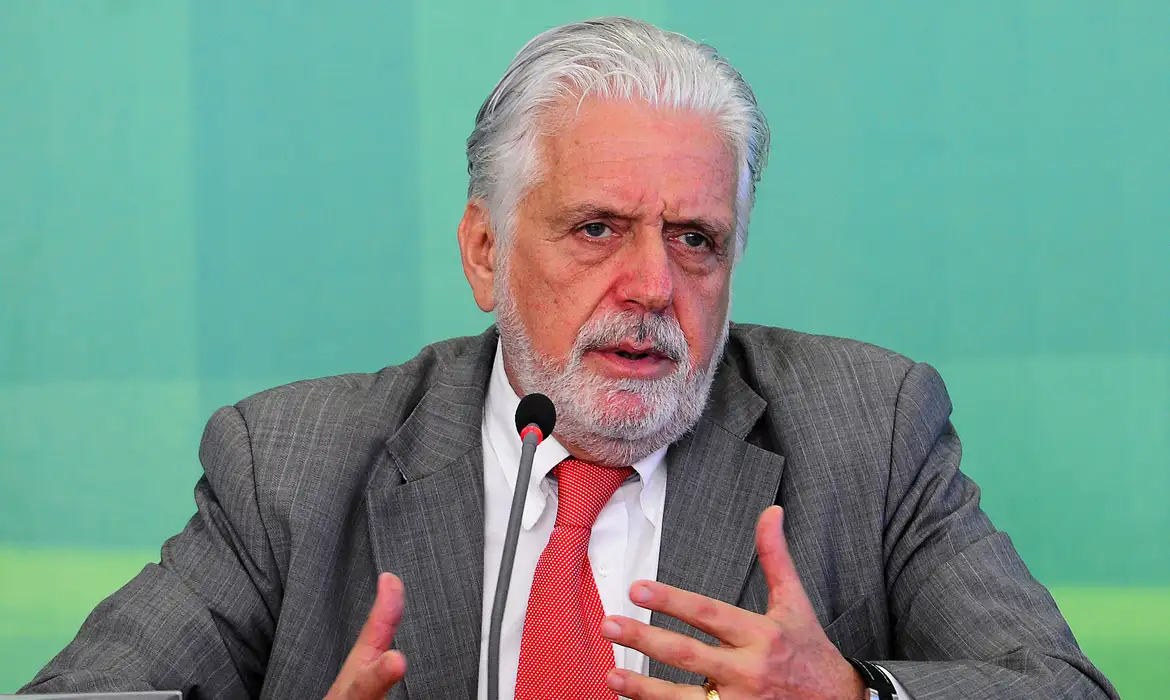 Jaques Wagner diverge do PT e defende revisão das penas do 8/1