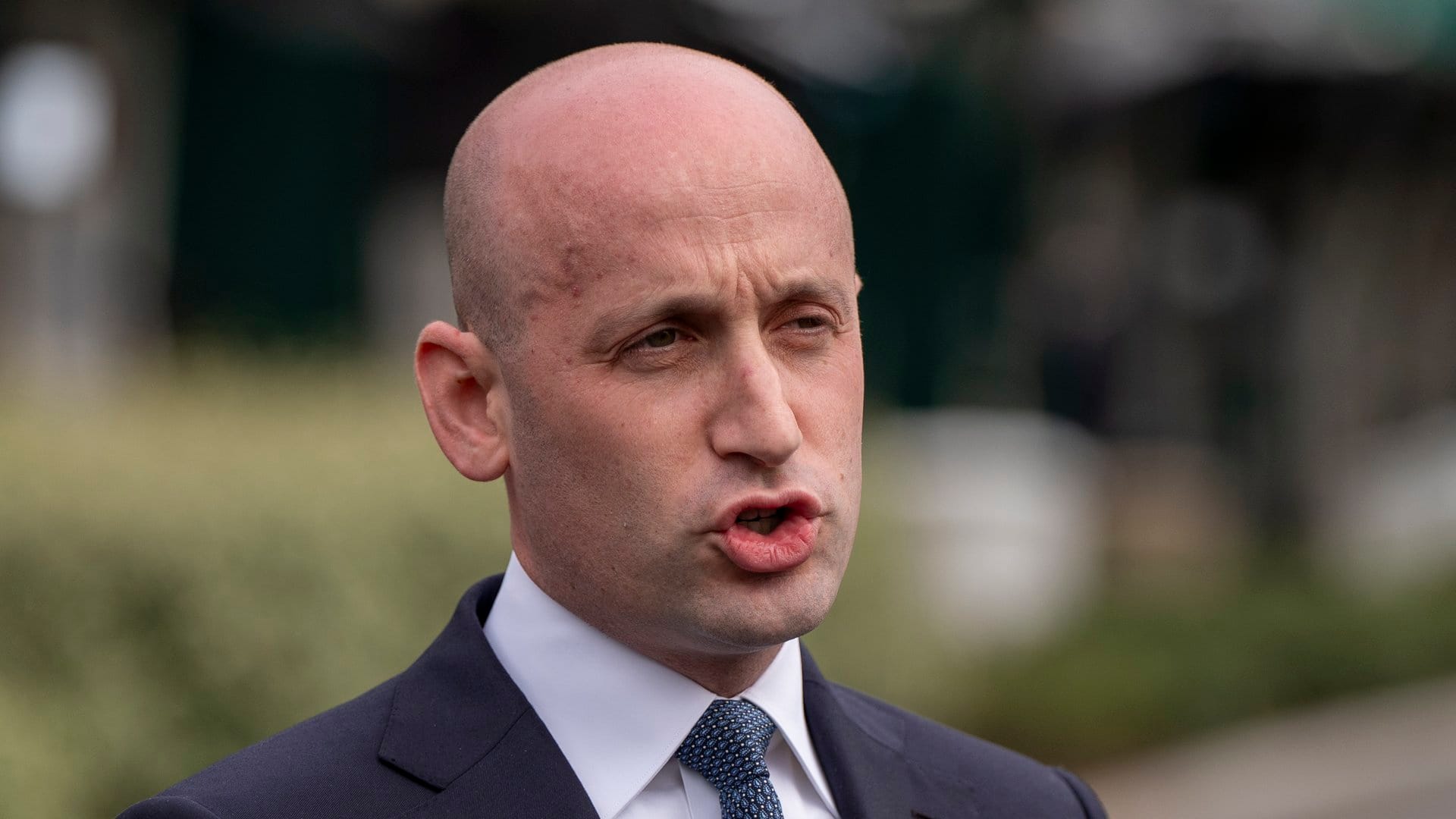 Stephen Miller promete transformar última mensagem de Kirk em ação contra ONGs violentas