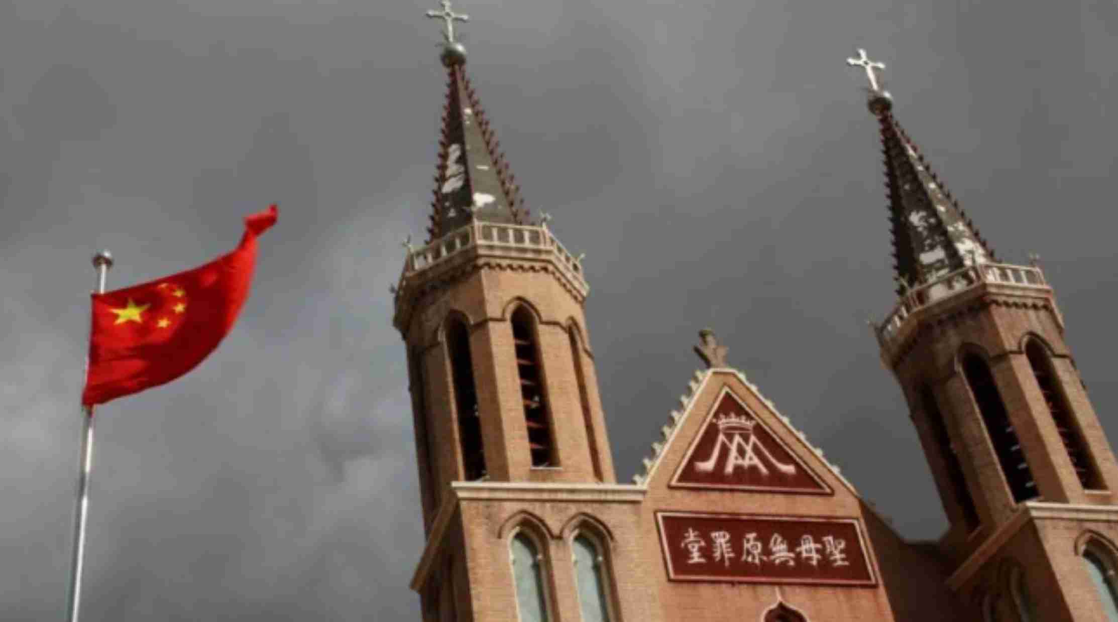 China proíbe padres católicos de rezar e pregar online