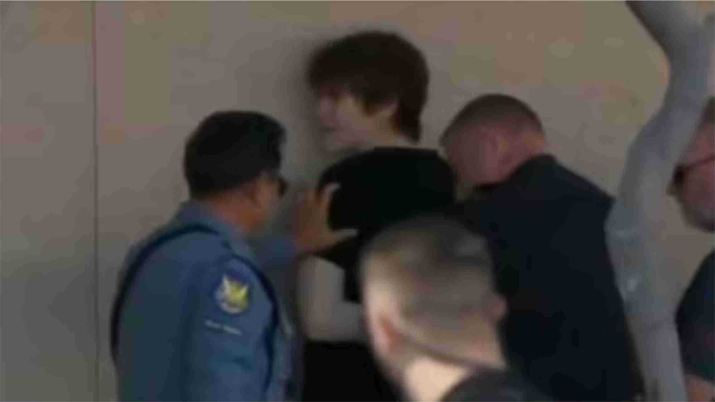 Extremista de esquerda invade memorial de Kirk com camisa igual à do assassino