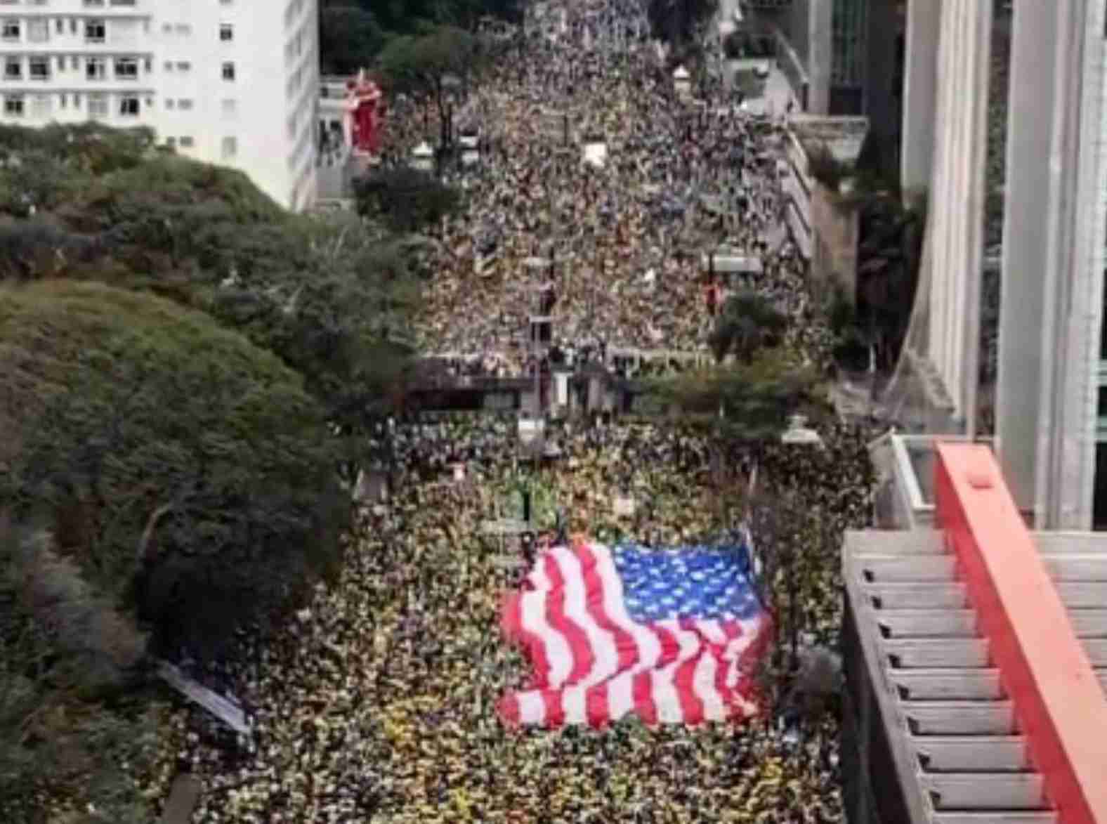 Multidão toma a Avenida Paulista no 7 de Setembro e bandeira dos EUA simboliza união