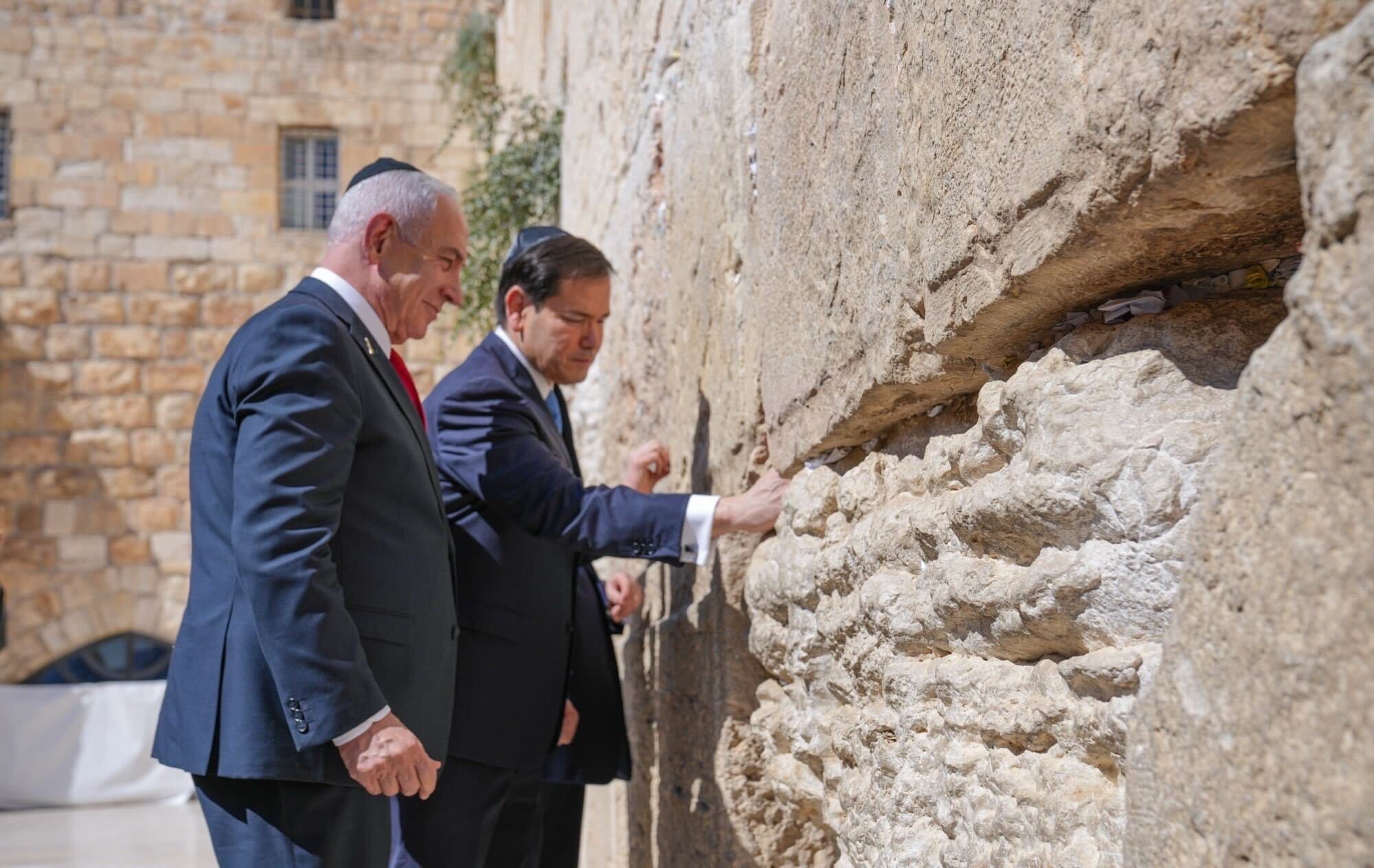 Marco Rubio visita Muro das Lamentações em Jerusalém