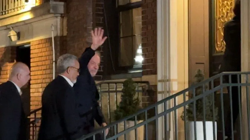 Lula chega a Nova York cercado por protestos e isolamento